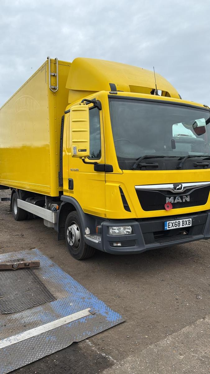 2018 MAN TGL 12.220 Day Cab Box Van