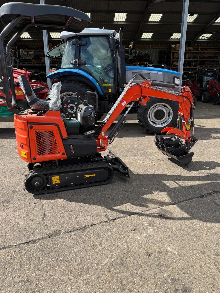 800kg Servo Controlled Mini Digger
