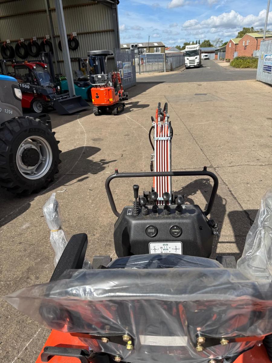 800kg Servo Controlled Mini Digger