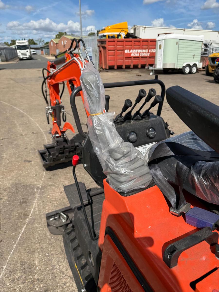 800kg Servo Controlled Mini Digger