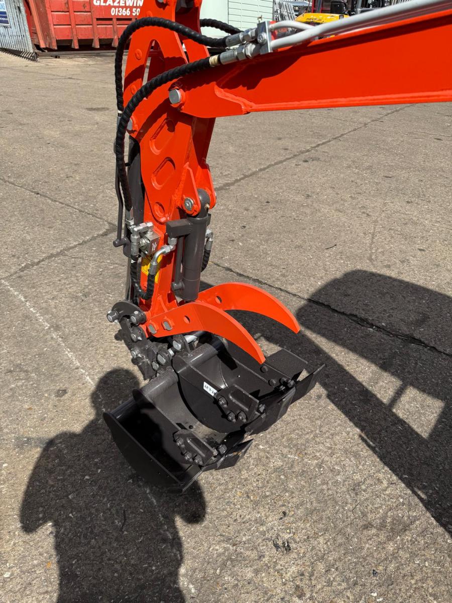 800kg Servo Controlled Mini Digger